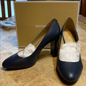Michaels Kors navy Susan Flex Pump 8.5